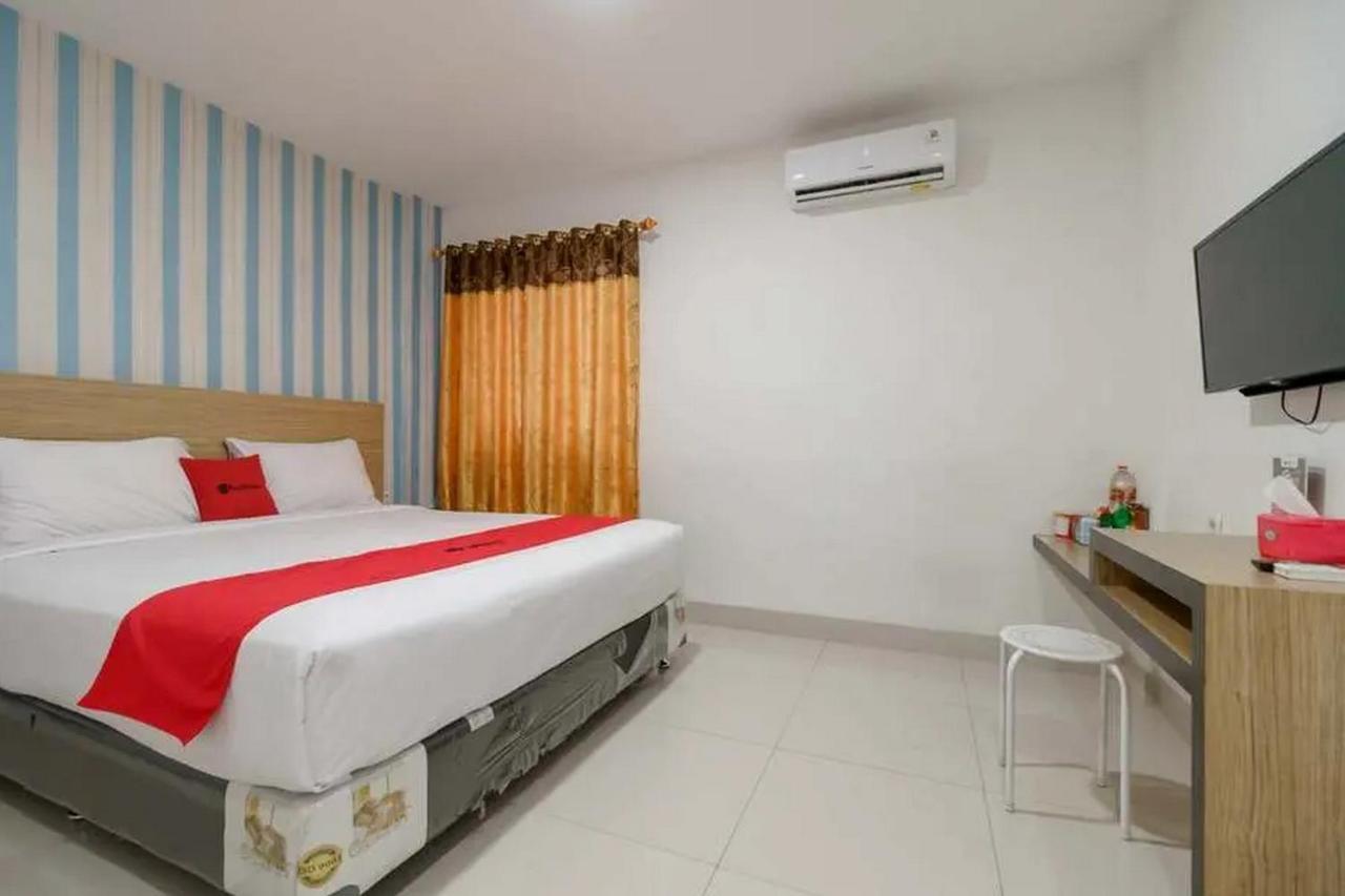 Reddoorz Plus @ Cemara Asri Medan Kültér fotó