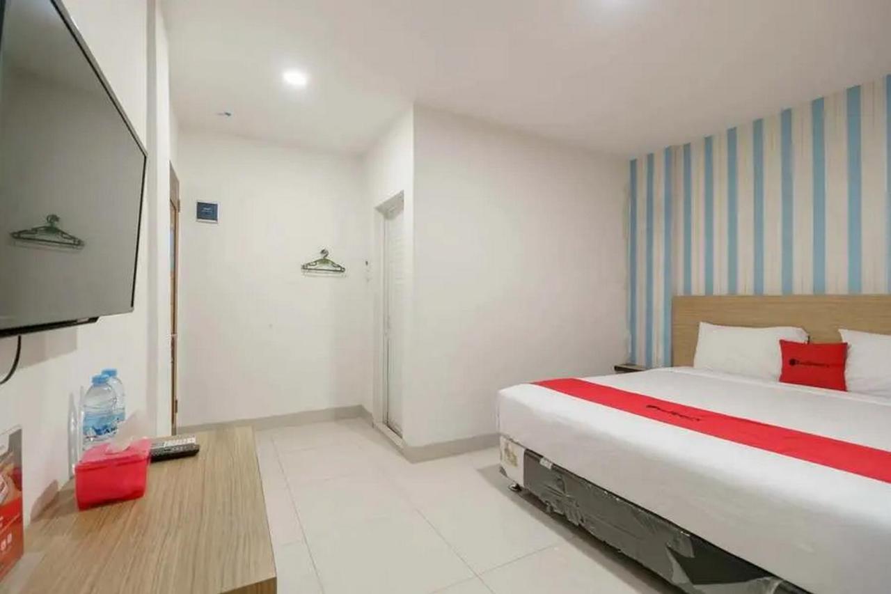 Reddoorz Plus @ Cemara Asri Medan Kültér fotó