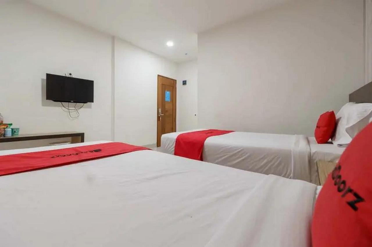 Reddoorz Plus @ Cemara Asri Medan Kültér fotó