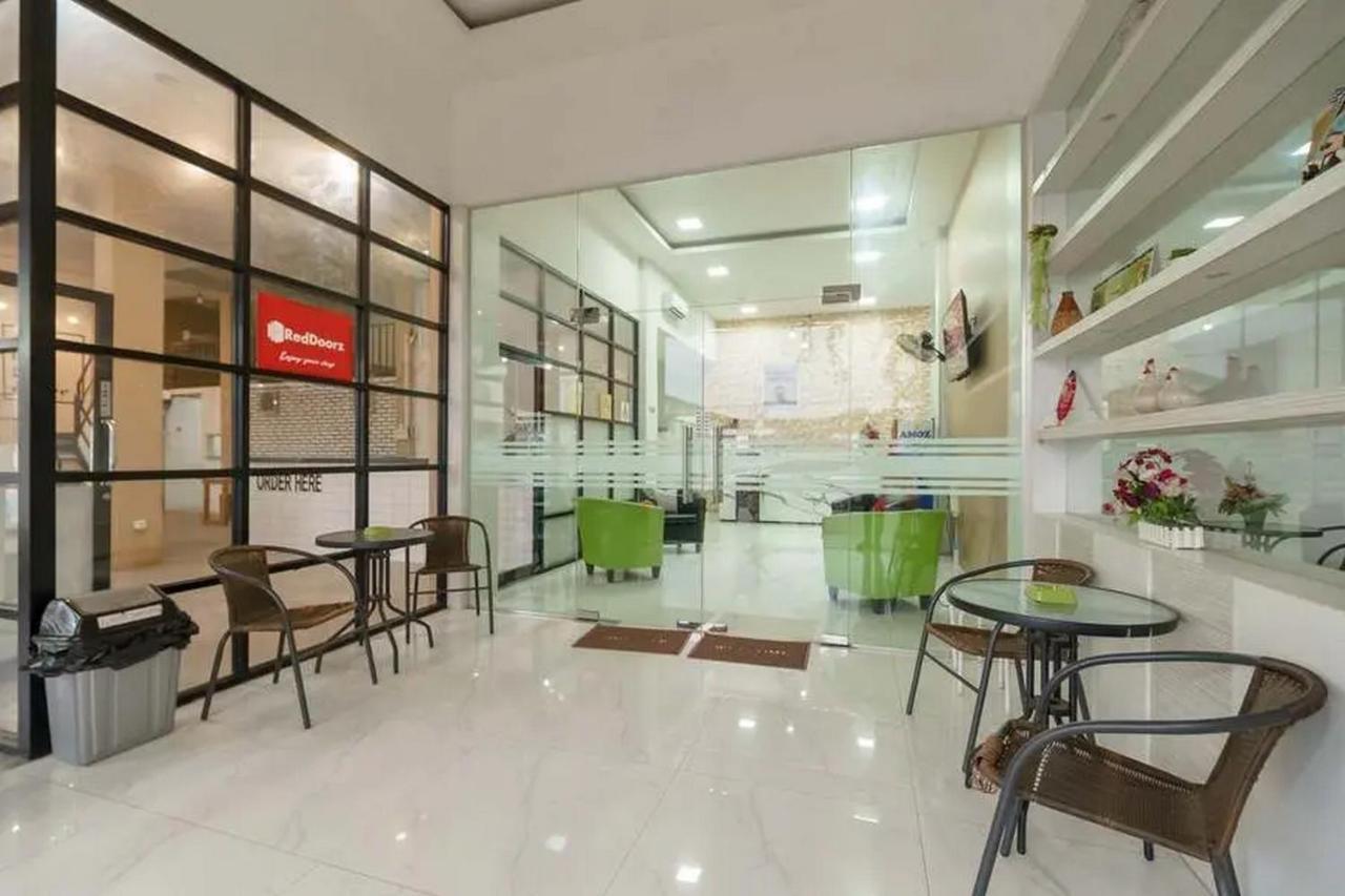 Reddoorz Plus @ Cemara Asri Medan Kültér fotó