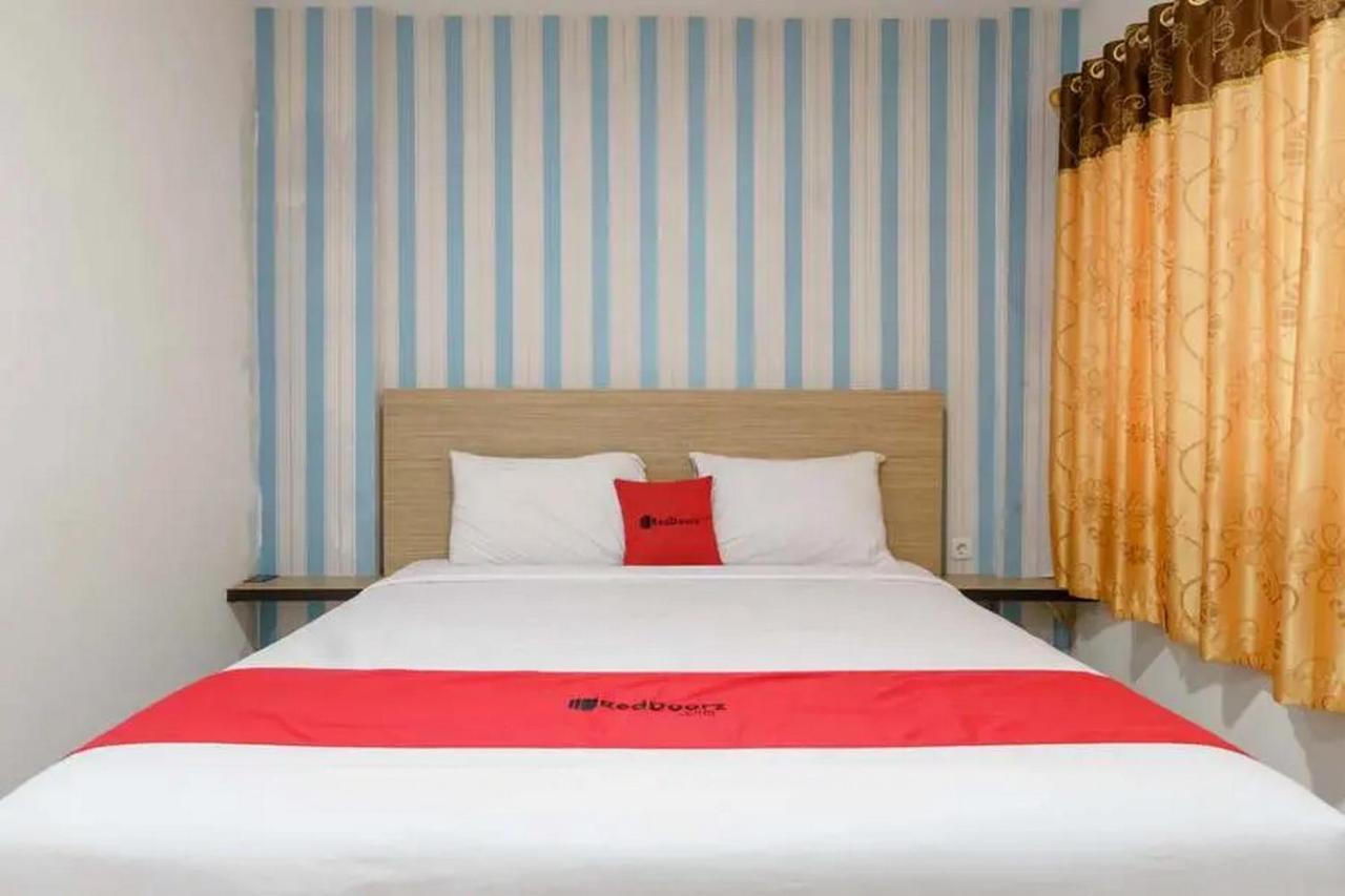 Reddoorz Plus @ Cemara Asri Medan Kültér fotó